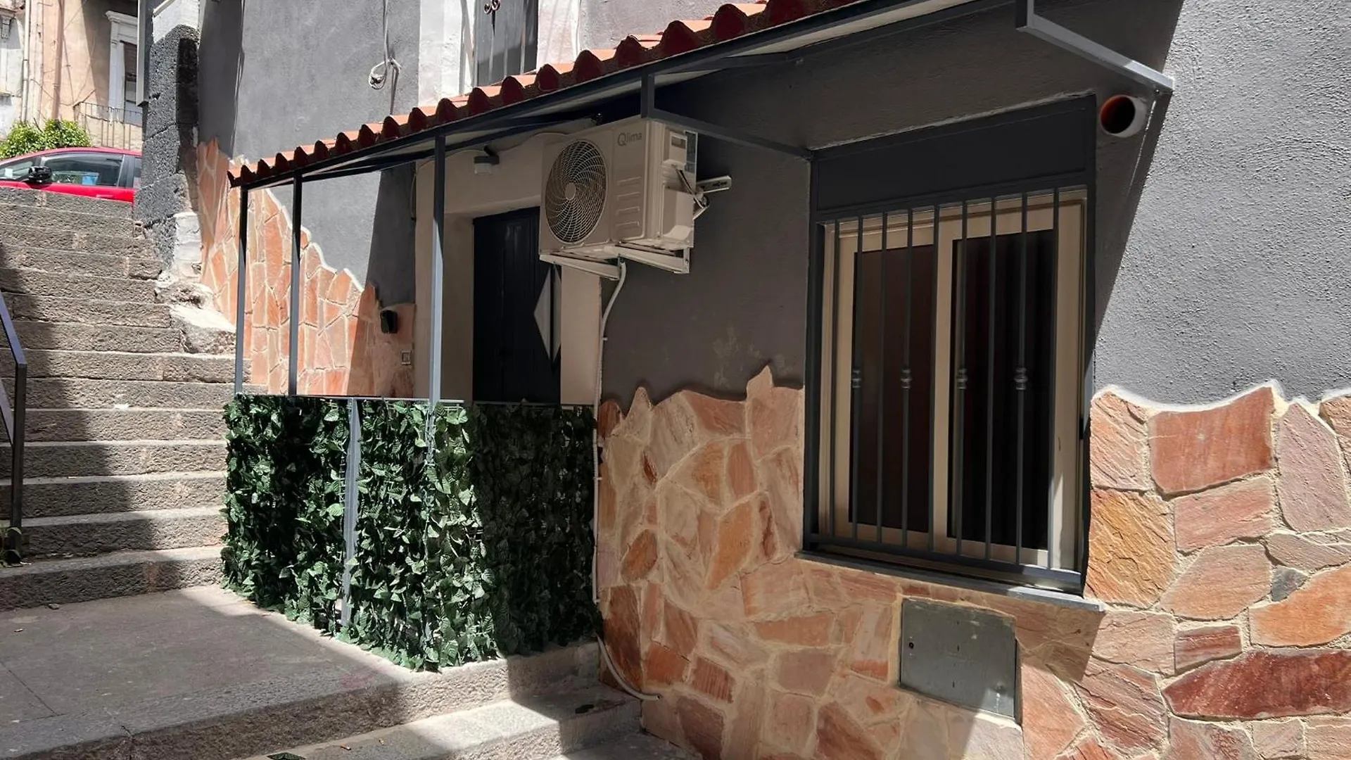 Lory House Apartment contacts